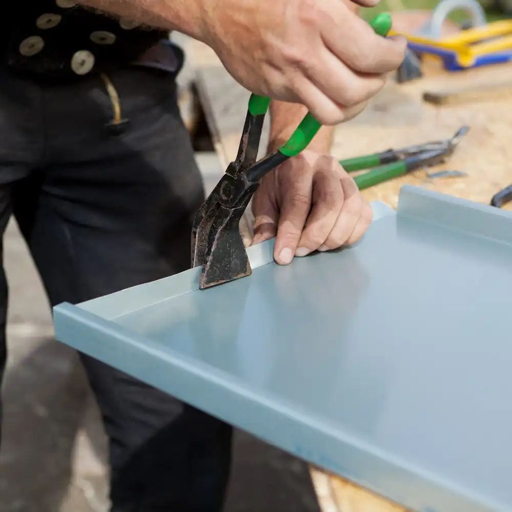 Cheminées de ventilation sur un toit en zinc