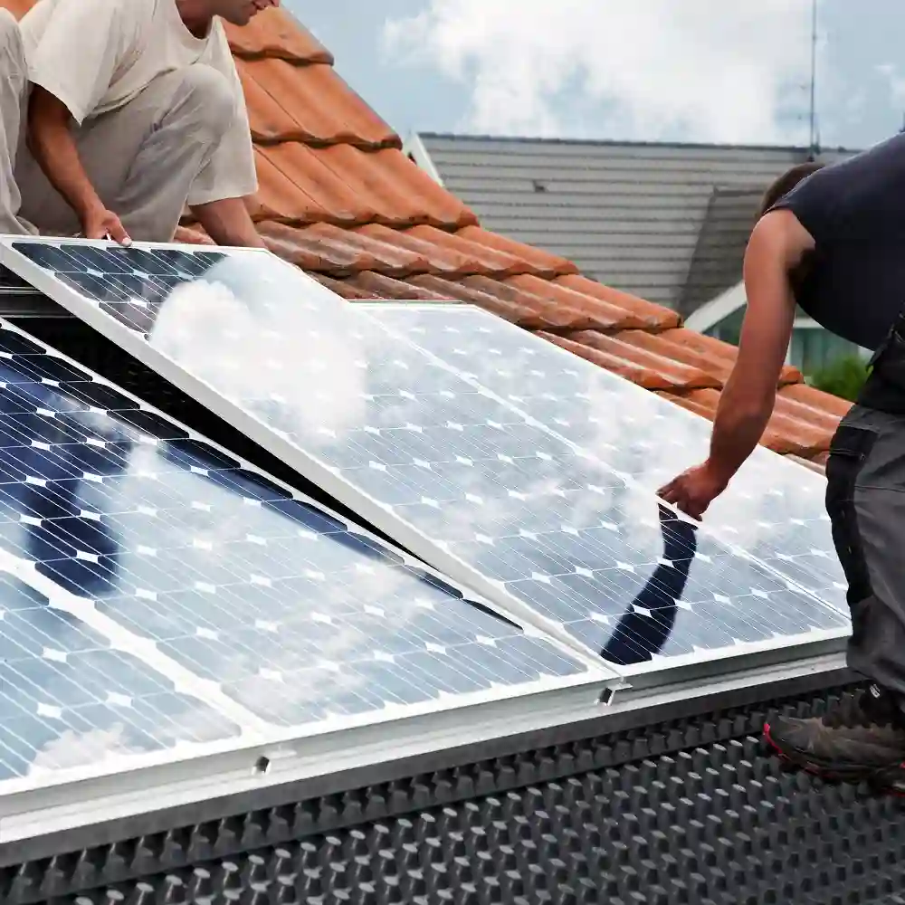 Technicien d'ART TOITURE installant des panneaux photovoltaïquespolycristallins