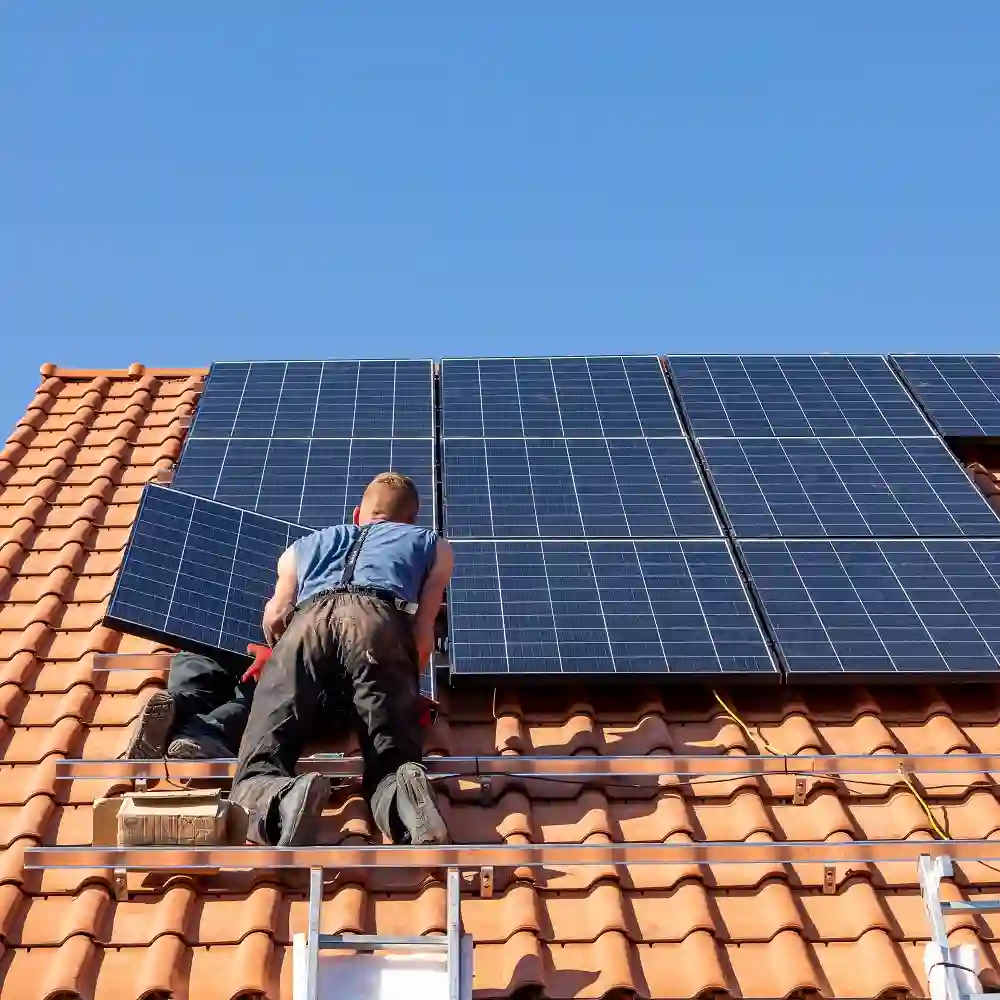 Installation de panneaux photovoltaïques sur un toit incliné à Vélizy par ART TOITURE 