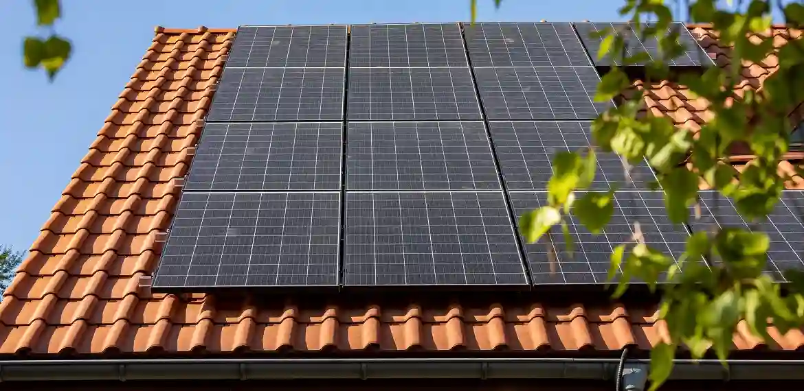 photovoltaïques intégrés à une toiture moderne pour réduire la facture énergétique 