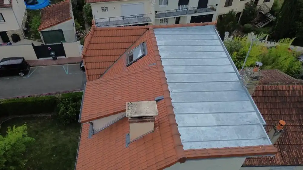 Pose et fixation des tuiles à Clamart